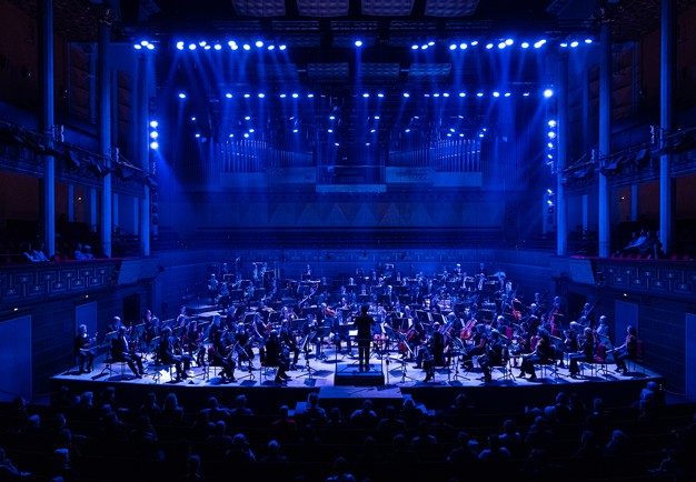 Utdrag ur filmen. Stor orkester som spelar. Fotografi.