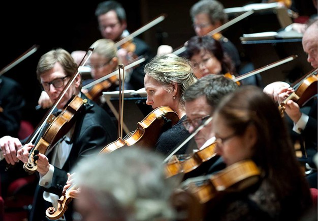 Stråkmusiker spelar. Fotografi.