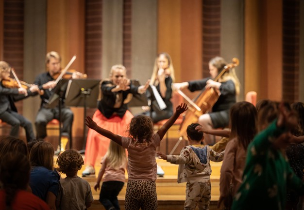 Kids dancing. Photo.