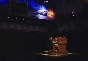 Man som spelar orgel. Fotografi.