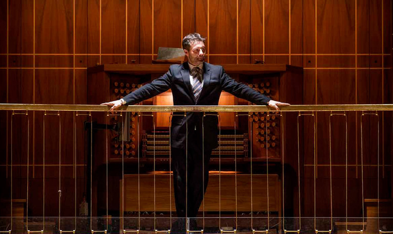 Man vid orgel. Fotgorafi.